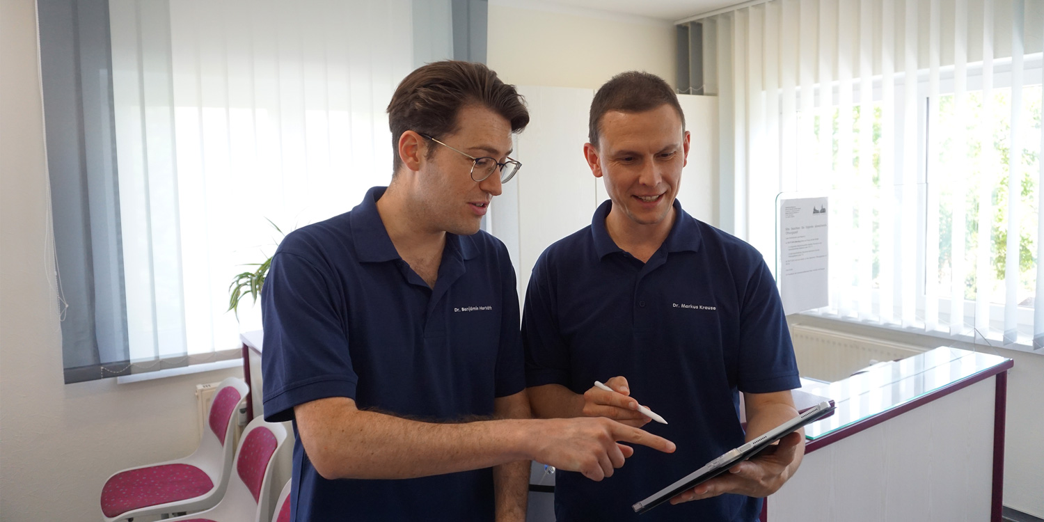 Dr. Horváth und Dr. Krause besprechen einen Patienten