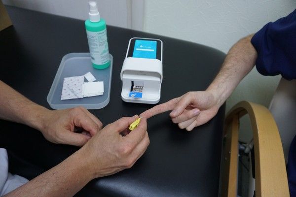 Ein Blut-Schnelltest wird gemacht