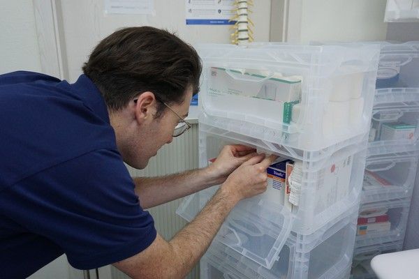 Dr. Benjámin Horváth bei der Wundversorgung